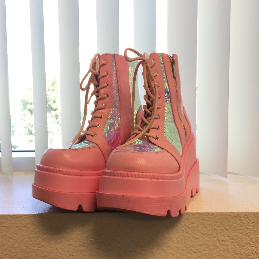 PRE LOVED Cape Robbin -Pink Poison Platforms Boots PNK/7- SH227